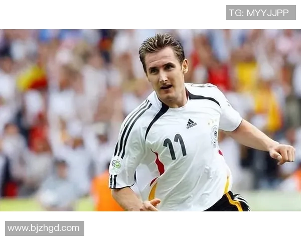 足球球星西装亮相尽显绅士风度展现赛场外独特魅力